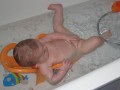 Elya dans son bain essaye d'attraper ses pieds - 001 * 1024 x 768 * (69KB)